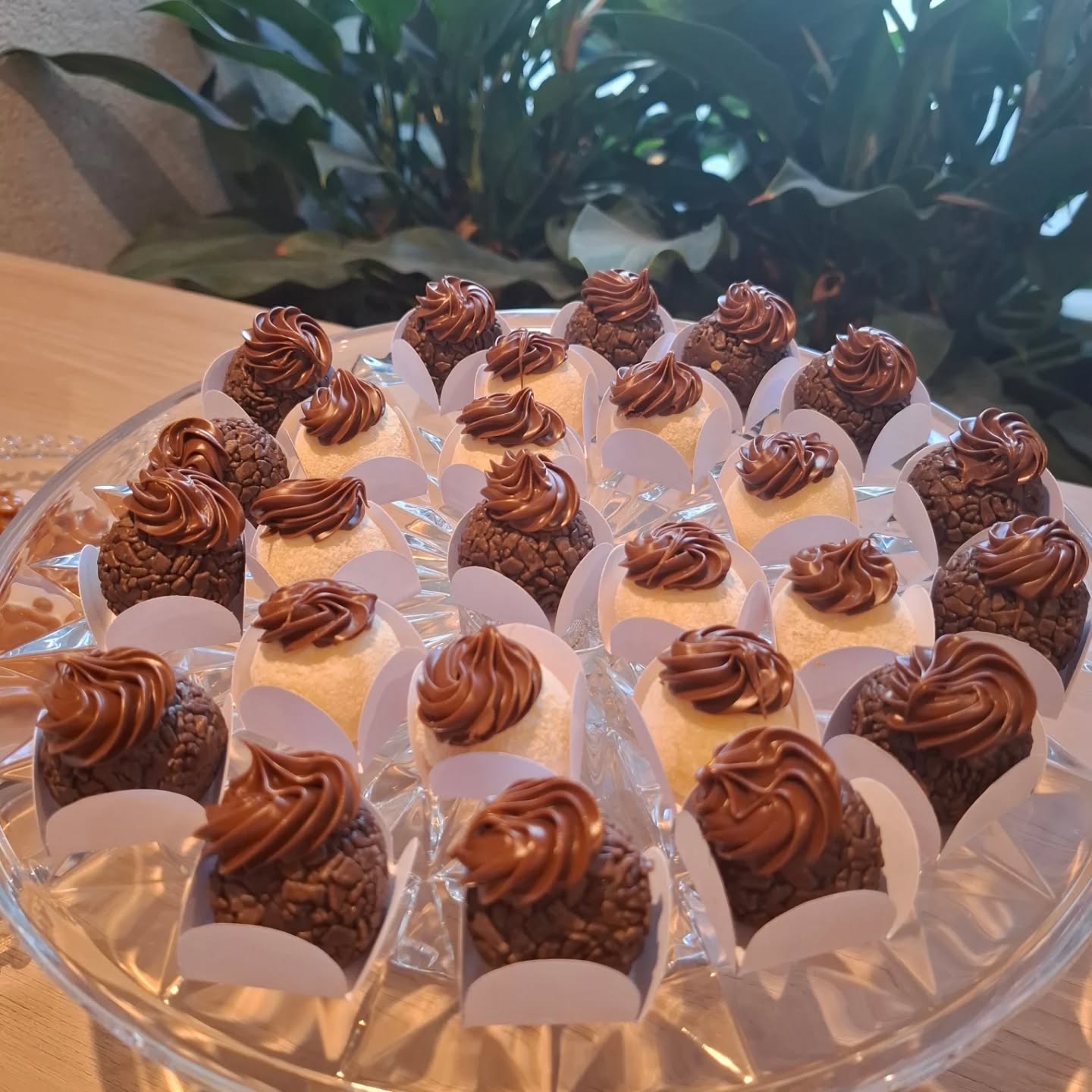 Bandeja de brigadeiros gourmet finalizados à mão, servidos em taça de cristal