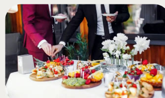 Mesa de coquetel com canapés e petiscos variados servidos para os convidados