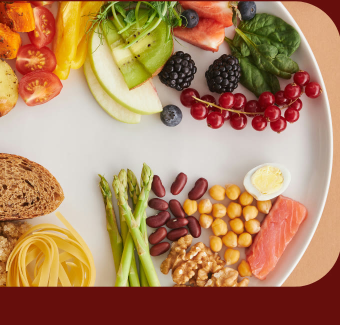 Prato equilibrado com frutas, vegetais, grãos e proteínas variadas